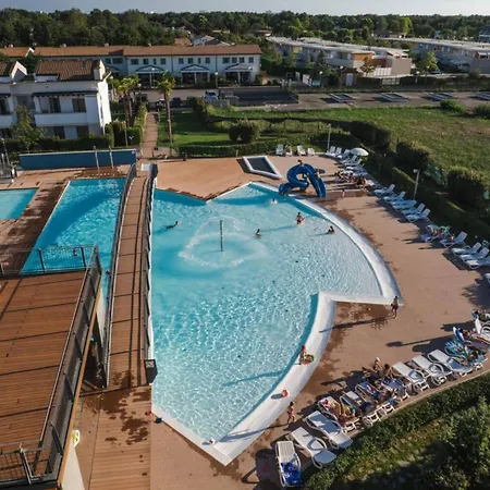 شقة Relaxing In A Village With Swimming Pool